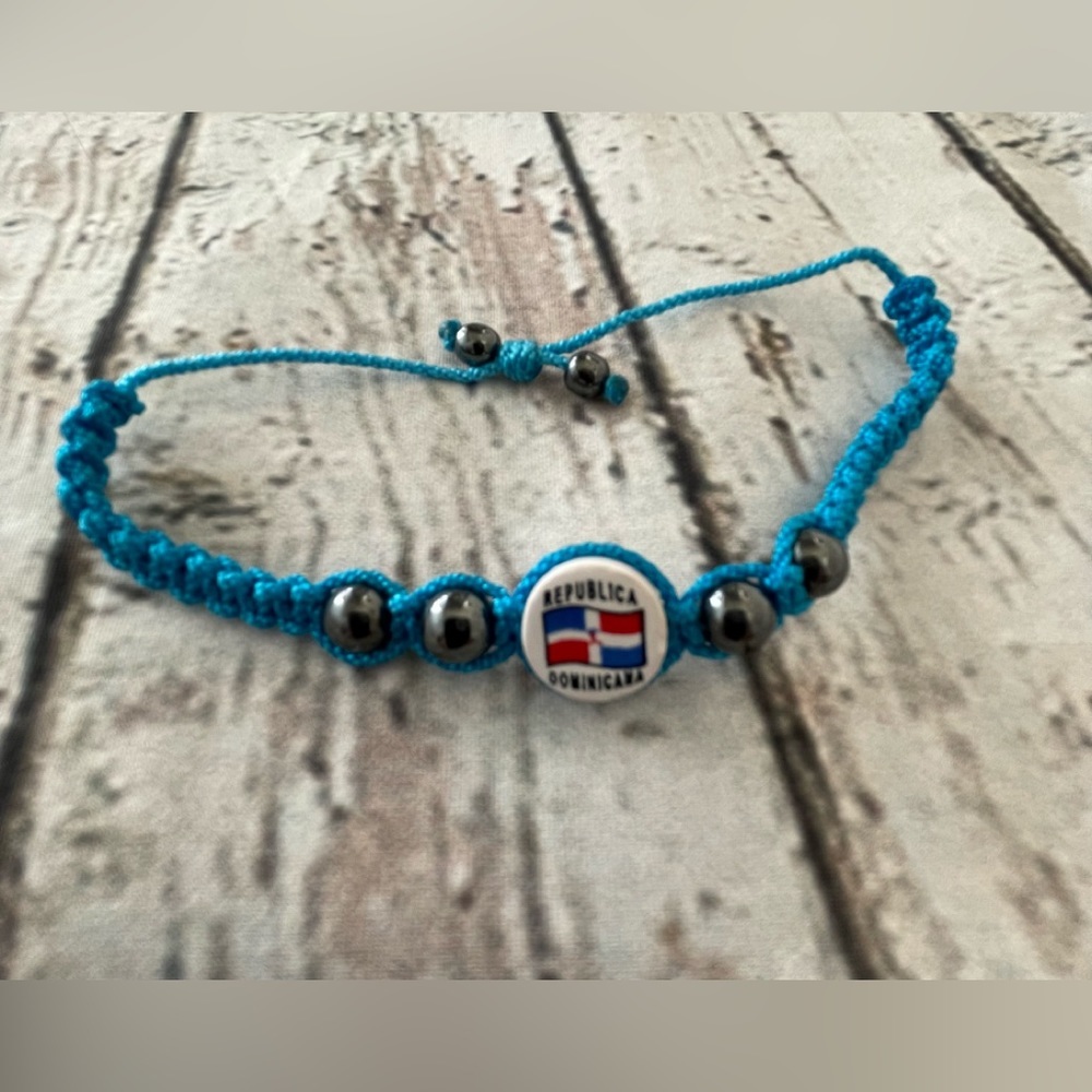 Adjustable blue beaded bracelet